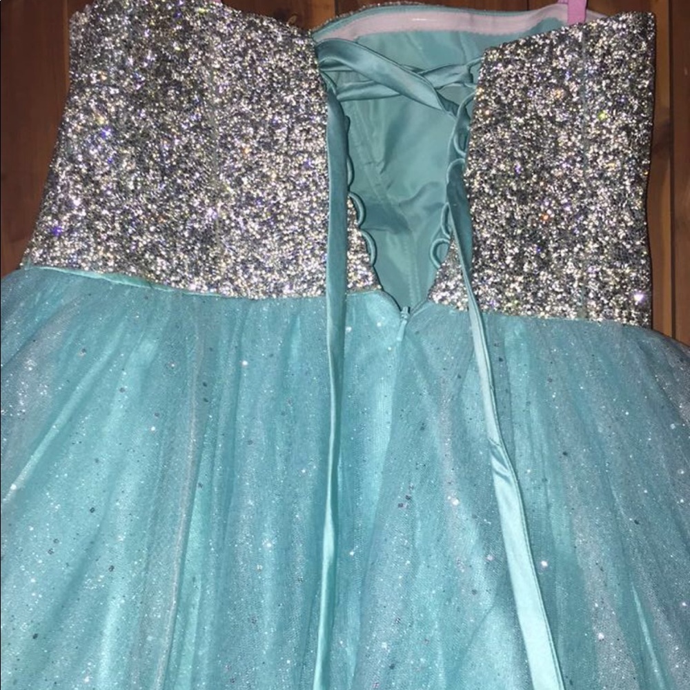 ••PROM DRESS•• - Picture 3 of 6